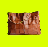 Bolsa de couro com alça de correias finas