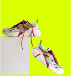 Sapato de base branca com listras coloridas em vermelho, azul, amarelo cinza e preto com cadarço vermelho.